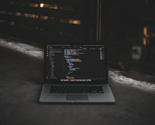 Laptop aufgeklappt