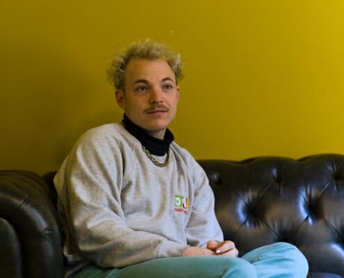JPD auf Couch