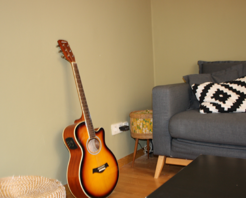 Gitarre neben Couch